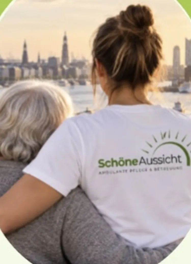 Pflegekraft von Schöne Aussicht mit einer Seniorin, Blick auf die Hamburger Skyline